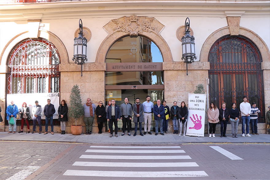Sagunt guarda un minut de silenci en senyal de condemna i repulsa pels presumptes assassinats masclistes perpetrats a Cadis i Tenerife