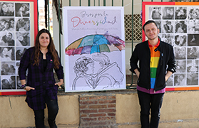 L'artista Zarva Barroso ompli de besos l'àrea d'Igualtat