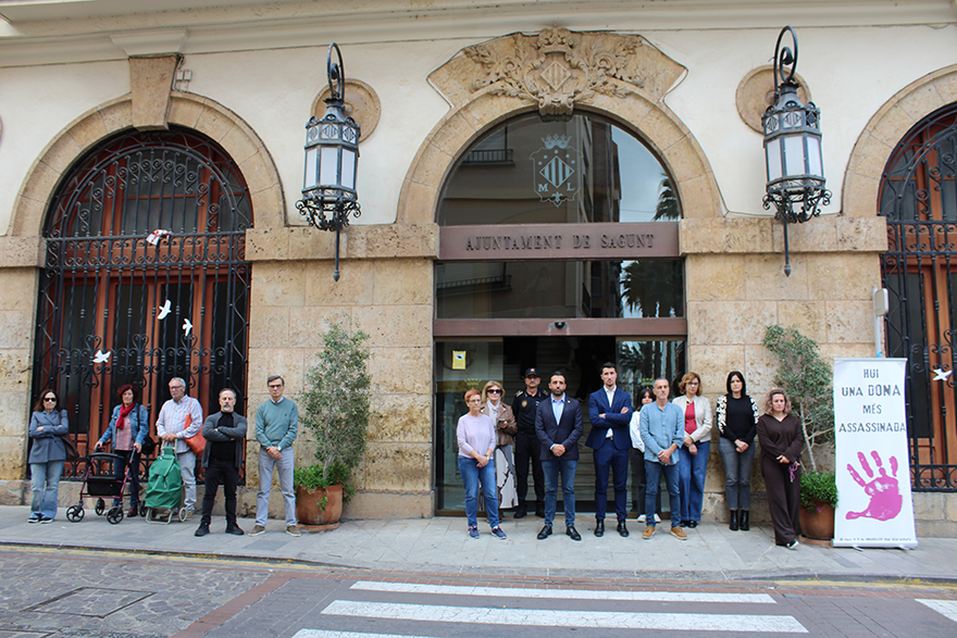 Silencio a las puertas de los edificios municipales por el presunto asesinato machista perpetrado en Alicante