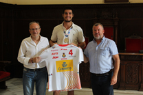 El Ayuntamiento de Sagunto recibe a Juan Antonio Sarió, subcampeón del mundo de juveniles de balonmano