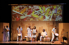 Vora 1.200 escolars assistixen a l'espectacle 'Teranga. El legado de los griots de Senegal' a la Casa de la Cultura