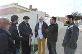 El regidor de Sanitat es reunix amb veïns per afrontar els problemes de la plaga de centcames