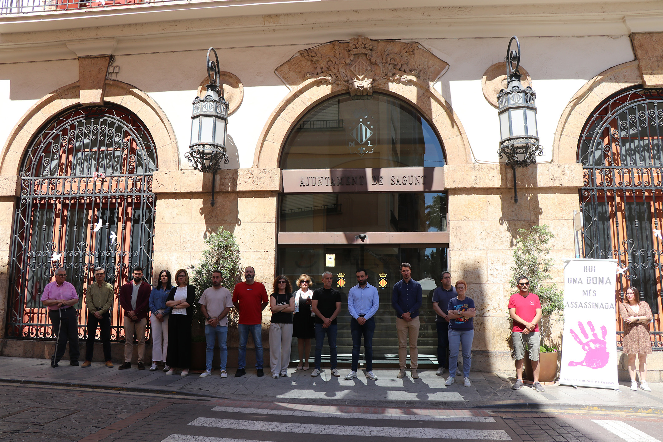 Silencio a las puertas de los edificios municipales por los presuntos asesinatos machistas perpetrados en Alicante, Navarra y Girona