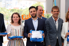 L'alcalde recull els tres distintius de Bandera Blava per a les platges del Port de Sagunt, Corinto i Almardà