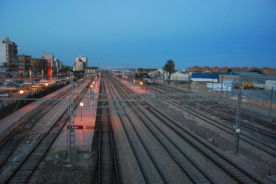 El Ple reclama al Ministeri de Transports, Mobilitat i Agenda Urbana el cobriment de les vies ferroviàries i millores en la carretera V-23