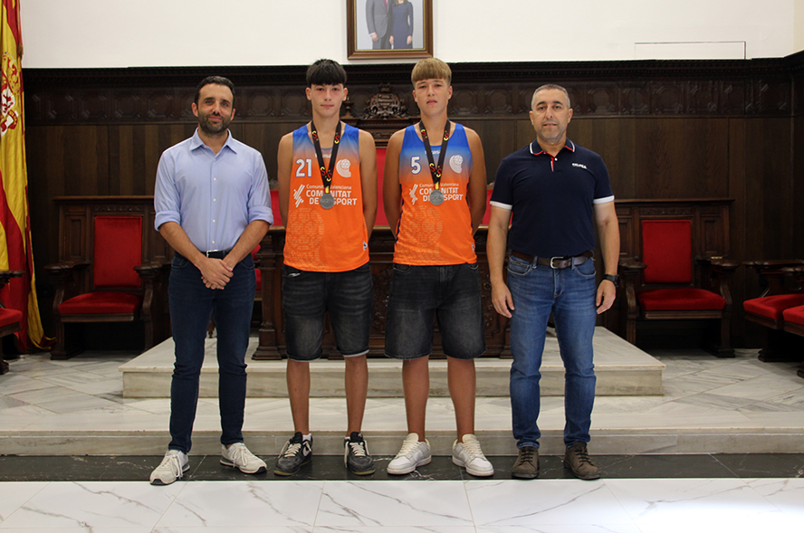 Homenaje municipal a Iván Miró y Mateo López, subcampeones de España de balonmano playa infantil