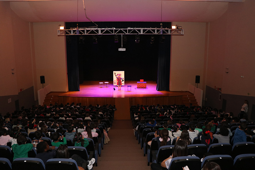 La campanya municipal 'Anem al teatre' acosta les arts escèniques a més de cinc mil estudiants de Sagunt