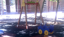El departamento de Mantenimiento instala nuevos juegos infantiles en la calle Vent de Tramuntana