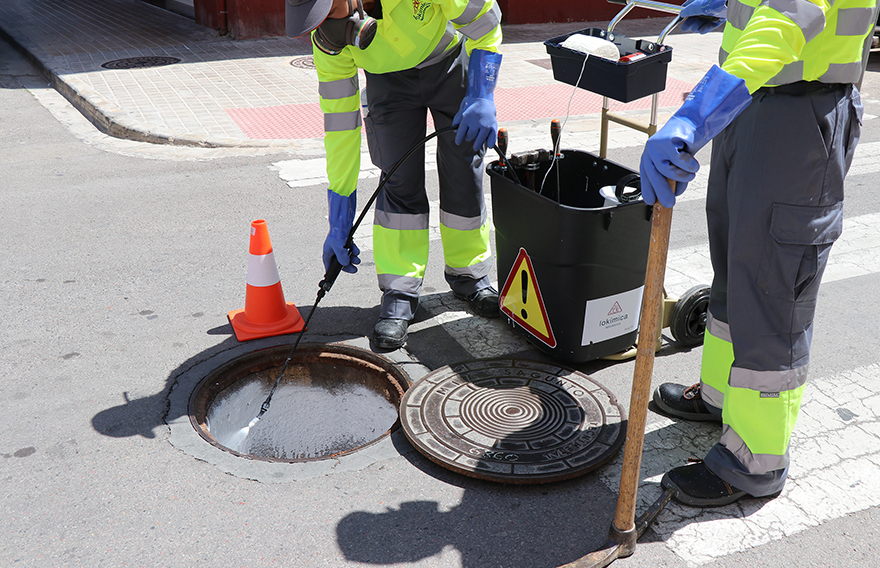 El departament de Sanitat aplica un nou tractament insecticida contra plagues en el clavegueram
