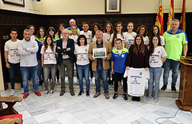 Les esportistes del Biensa CF reben la felicitació municipal per ser campiones de la lliga del seu grup de Primera Regional