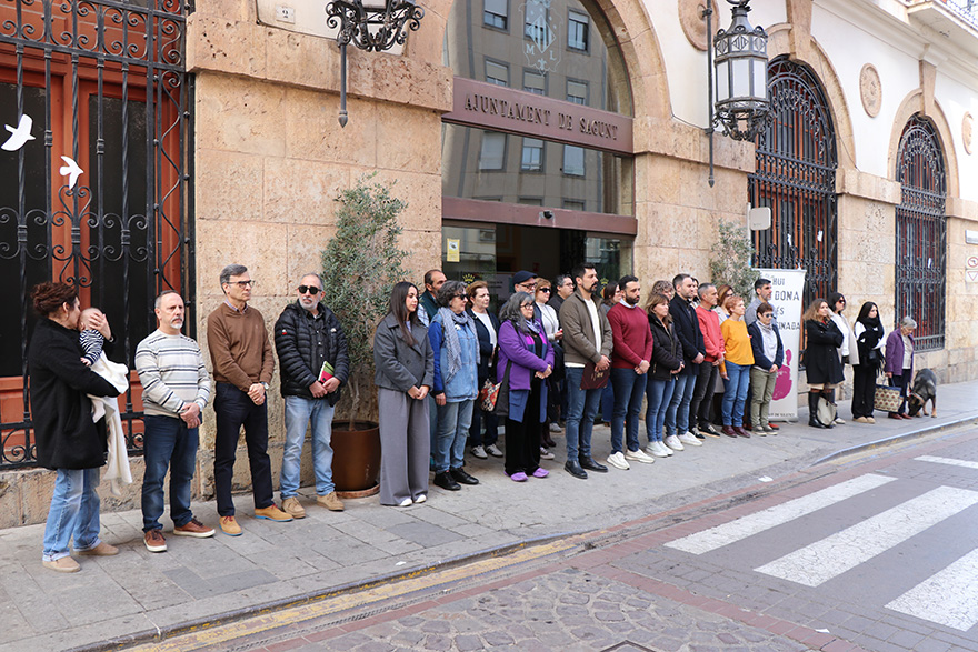 Silenci a les portes dels edificis municipals pels presumptes assassinats masclistes perpetrats a Xilxes i a Madrid