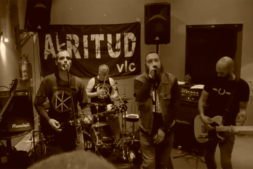 El grup de punk local Aktitud Vlc presenta en directe el seu disc Un Instante de Cordura