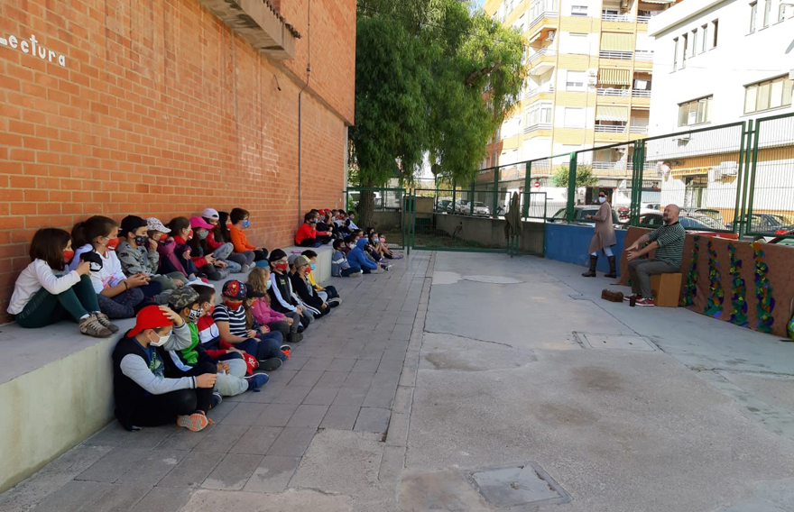 La rondalla de ‘L’Esclafamuntanyes del Garbí’ visita els patis escolars