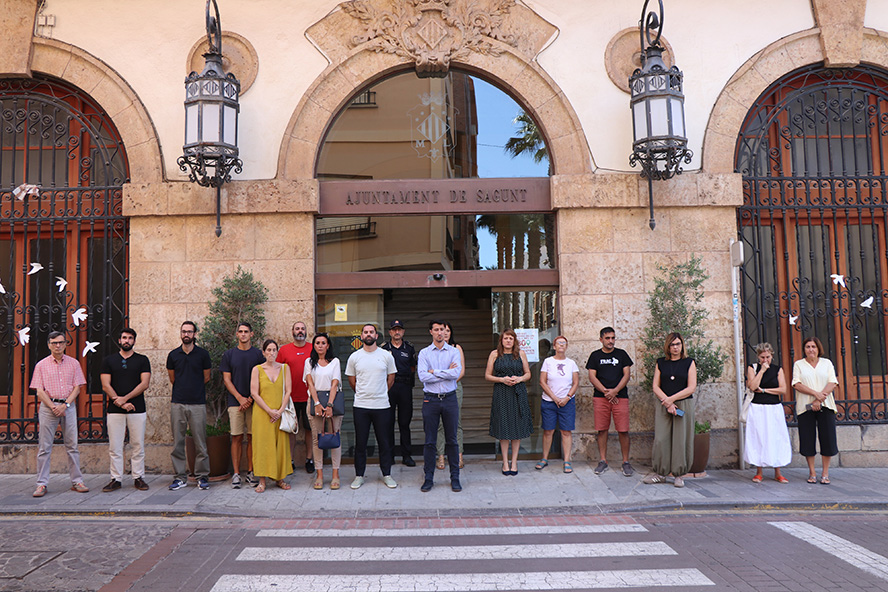 Silenci a les portes dels edificis municipals pel presumpte assassinat masclista perpetrat a Leganés