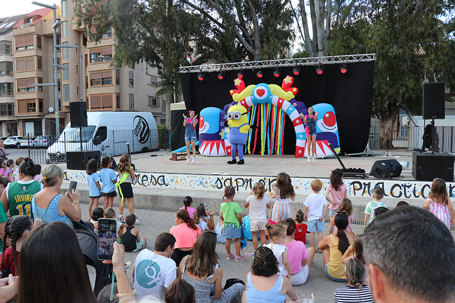 La plaça Cronista Chabret ha acollit hui l'espectacle ‘Canta y baila’ per als més xicotets