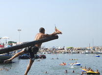 El ayuntamiento organiza las tradicionales cucañas de mañana