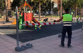 El departament de Manteniment comença la remodelació de la zona de jocs de la plaça Reina Fabiola 