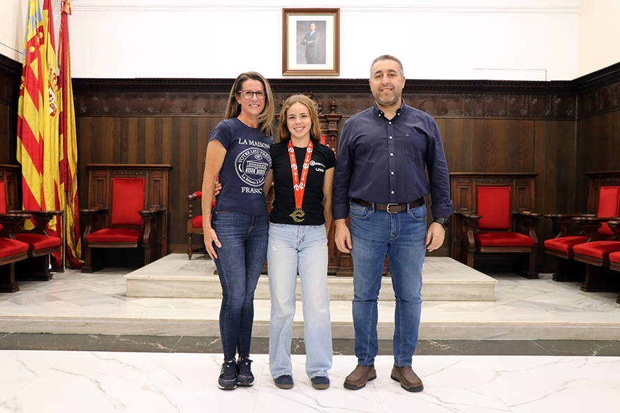Livia Guillén recibe un homenaje por el oro en el Campeonato de España de Triatlón Supersprint